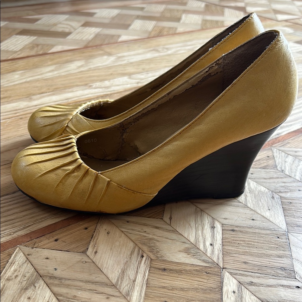 Seychelles Mustard Yellow Wedges
